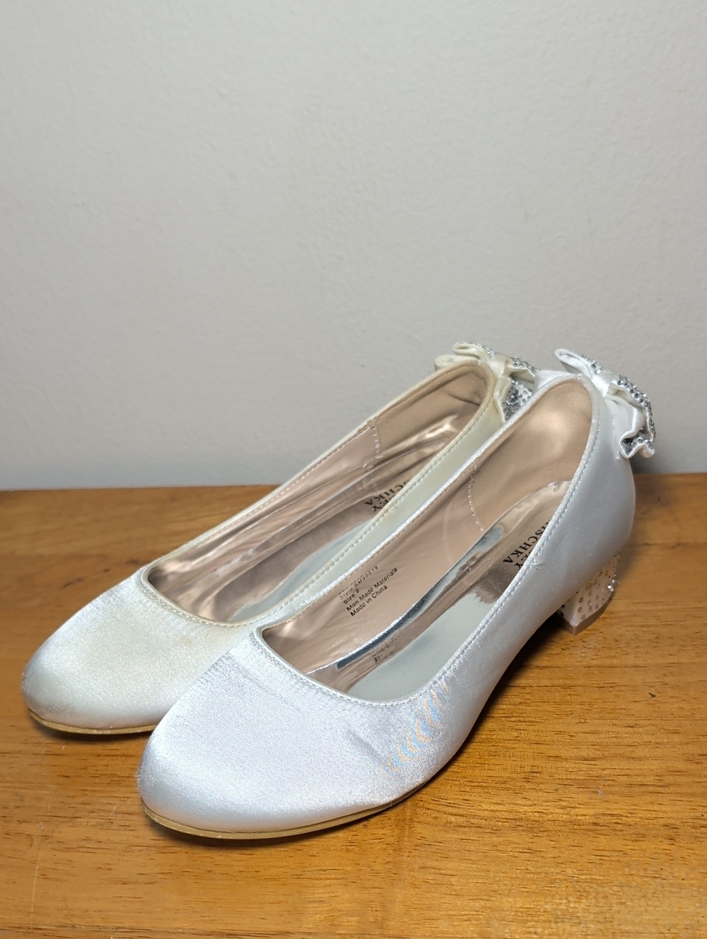 Badgley Mischka White Satin Low-Heel Shoes Rhinestone Bow Wedding Girls Size 2